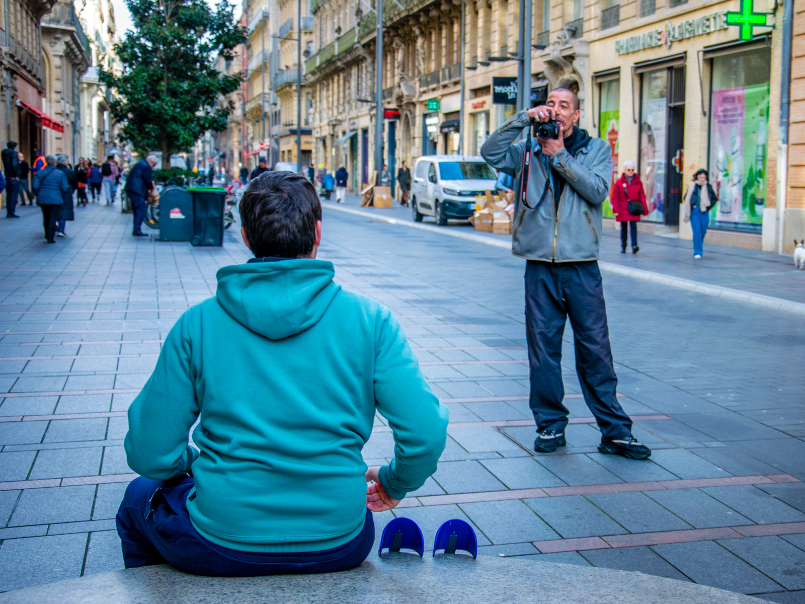Participant photographiant dans la rue à Toulouse